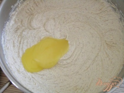 Затем добавлять по одному желтку, хорошо взбивая после каждого добавления. Добавить целое яйцо, взбивать еще 3-4 минуты.