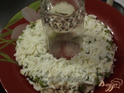 На блюдо ставим стакан и вокруг него начинаем выкладывать салат.1 слой - курица,2 слой - киви,3 слой - белки,майонез,