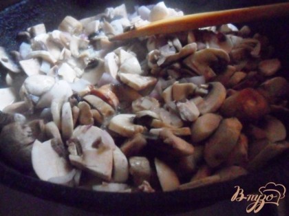 В скороводе разогреть растительное масло и обжарить грибы с луком в течении 5 минут. 1/3 часть грибов с луком отложить для начинки.
