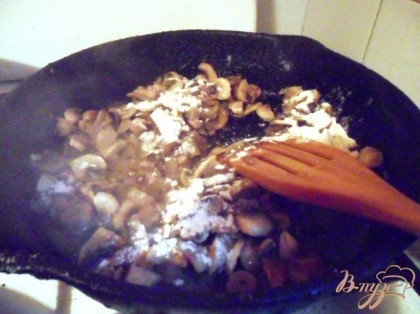 Для соуса оставшиеся грибы с луком потушить ещё 5 минут. Всыпать 1 ст л муки, гоотовить ещё 2 минуты. Влить сливки, размешать и готовить до загустения 5 минут. Посолить. Поперчить.