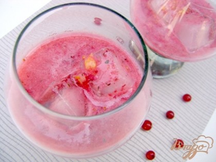 В бокалы разложить оставшийся лёд(по два кубика на бокал), разлить взбитую ягодную смесь.