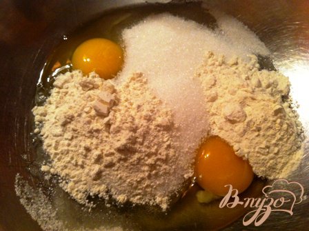 Приготовить основу крема: растереть яйцо с сахаром и мукой, добавить ванилин,