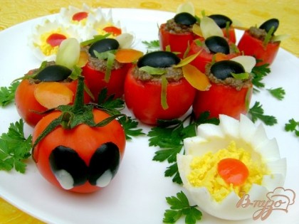 Готово! Выложить помидоры в виде гусеницы, украсить заготовками из перцев и маслин, зеленью и цветами из яиц.Приятного аппетита!