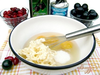 Яйца, сахар и натёртое на крупной тёрке сливочное масло хорошо размешать венчиком.