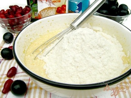 Муку смешать с разрыхлителем, просеять, добавить в тесто. Тесто должно получиться консистенции густой сметаны.