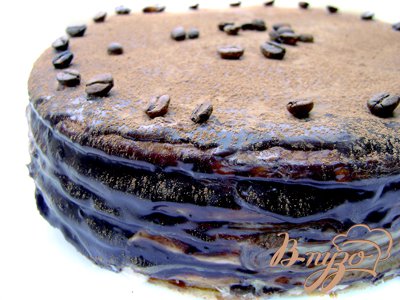 Дать глазури полностью застыть, посыпать готовый торт какао и зёрнами кофе.