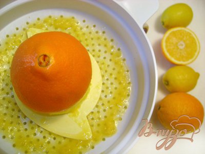 Выжать из лимонов и апельсинов сок.