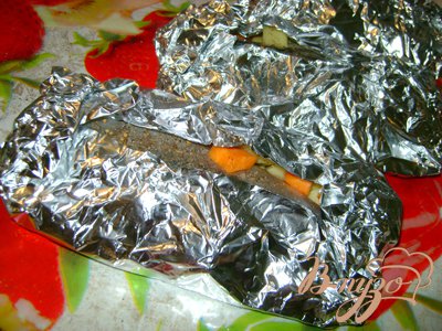 Завернуть каждую рыбу плотно в фольгу, запечь в течении 30 минут до готовности  на барбекю над углями или в духовке.
