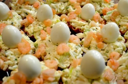 Готово! сверху ставим очищенное перепелиное яйцо-это и есть наша -ЖЕМЧУЖИНА!!)Украсить сверху креветками(не все в салат добавлять-оставьте на украшение).Наполнять салат в тарталетки желательно перед подачей,чтоб они сохранили вкус-хрустяшки)