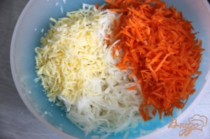 Морковь и сыр  натереть на терке (немного сыра оставить для украшения).Редьку отжать и добавить в салат.