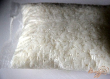 Отварить рис по инструкции или залить рисовые хлопья кипятком и оставить для набухания.