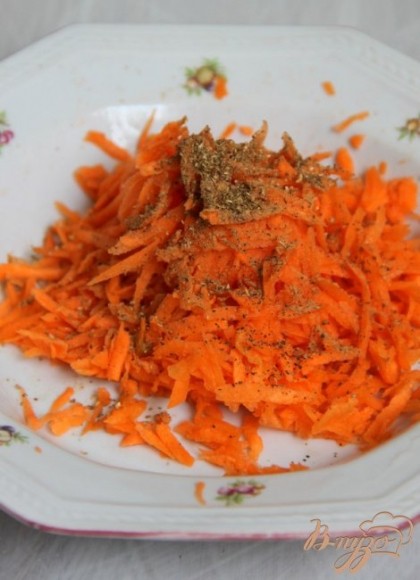  Натереть морковь на крупной терке. Или на терке для корейской морковки. Добавить в морковь кориандр, мускатный орех и маленькую щепотку свежемолотого черного перца.  Хорошо перемешать и оставить на некоторое время, можно - на ночь.