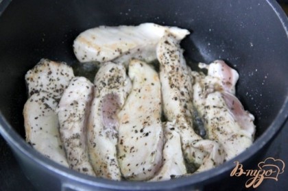 В большой сковороде, с антипригарным покрытием, нагреть половину оливкового масла на среднем огне.Обжарить курицу с обеих сторон, примерно 4 минуты.Переложить курицу в тарелку.