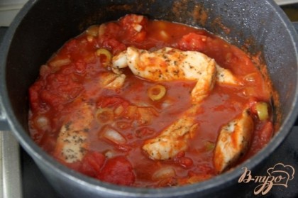 Положить обжаренное филе в соус и довести его до кипения. Тушите на небольшом огне под крышкой до готовности курицы (примерно от 10-15 минут).