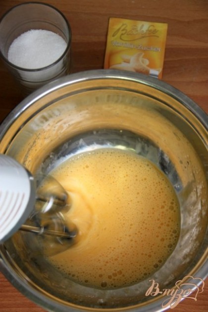 Взбиваем яйца миксером в пышную пену, постепенно добавляем ванильный сахар и сахарный песок.