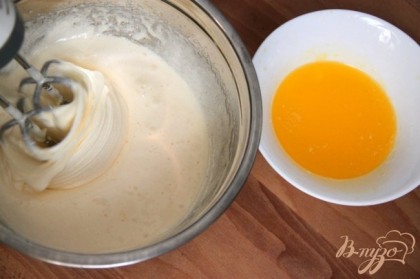 Растопить сливочное масло и охладить. Постепенно  вливаем тонкой струйкой к яйцам, продолжая взбивать.