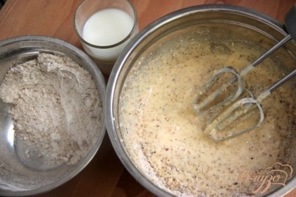 В яично-масляную смесь постепенно добавляем орехово-мучную смесь и молоко, все хорошо перемешиваем.