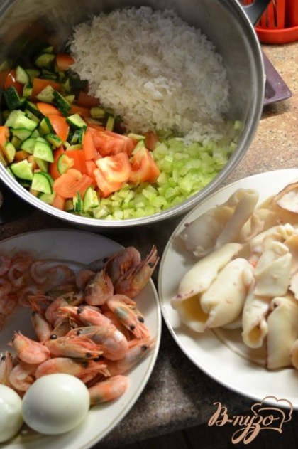 Ингредиенты на салат нарезаем,перемешать и заправить соусом.