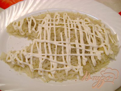 Отделить филе сельди от костей, мелко нарезать, картофель и свеклу натереть на крупной тёрке, морковь на мелкой(всё отдельно друг от друга), лук мелко нарезать. На овальное блюдо выкладываем по форме рыбы слоями. Смазываем каждый слой майонезом.1 слой: картофель