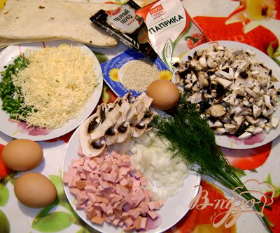 Порезать грибы, колбасу небольшими кубиками, сыр и вареные яйца натереть на крупной тёрке, зелень мелко нарезать.