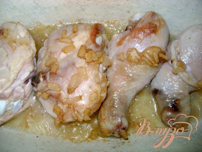 Курицу порезать порционными кусками, обжарить в сотейнике на сале.
