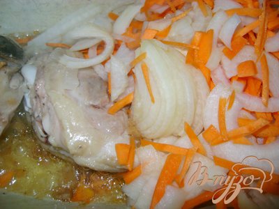 Лук и морковь почистить, порезать лук полукольцами, морковь соломкой, добавить к курице и обжарить слегка. Посолить, поперчить, добавить специи, залить водой, чтобы она полностью покрывала и мясо, и овощи, и протушить 15 минут.