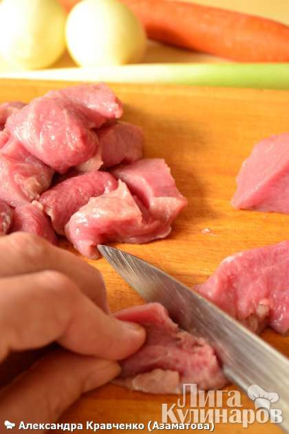 Мясо телятины (яблочко, кострец) зачистить от сухожилий и пленок, промыть и обсушить бумажным полотенцем.  Нарезать кубиком 3х3 см. Посолить, поперчить мясо.