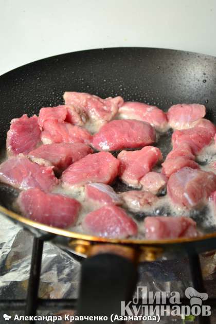 Обжарить нарезанное мясо в два приема на сильно разогретой сковороде с растительным маслом до золотистой корочки.
