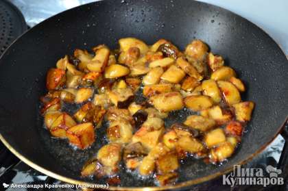 Обжарить грибы в два приема на сильно разогретой сковороде с растительным маслом до золотистого цвета.