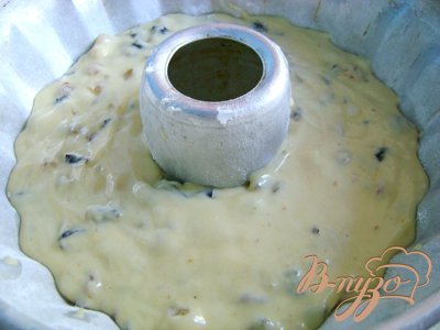 Выложить в форму, смазанную маслом и посыпанную мукой, поставить в разогретую до 180 гр. духовку на 30 мин.