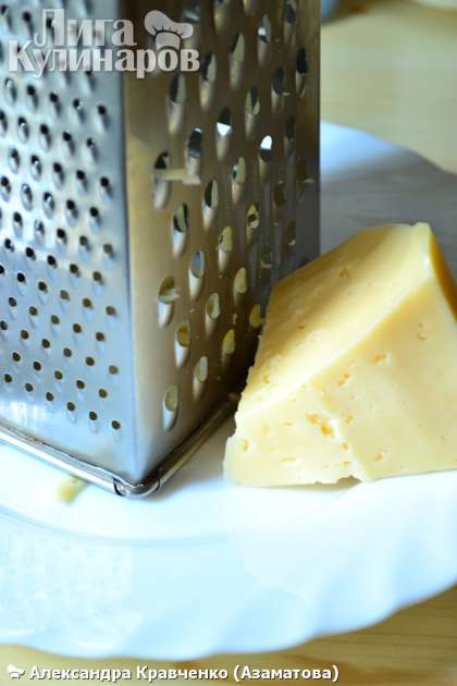 Натереть сыр на крупной терке