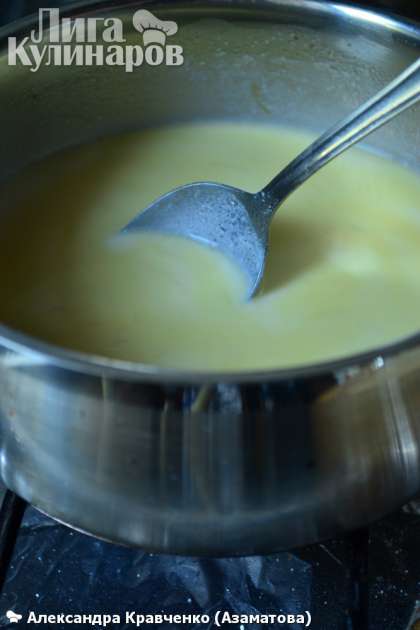 Добавить соль,молотый черный перец и тертый мускатный орех. Затем положить в соус  2 ст.л. тертого сыра. Перемешать и дать соусу слегка остыть. Затем ввести слегка взбитые яйца и тщательно перемешать.