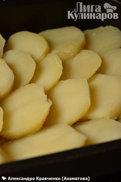 На сыр выкладываем внахлест слой картофеля и прижимаем крепко руками.