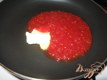 Готовим соус. На сковородку или сотейник кладем сливочное масло и протертые помидоры.