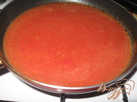 Затем муку разводим в небольшом количестве воды, выливаем в соус. Добавляем томатную пасту и еще полстакана воды. Солим и приправляем по вкусу. Бросаем лавровый лист.