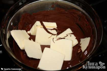 В шоколад добавляем сливочное масло и взбиваем