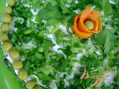 Готово! Украшение: Украшаем торт измельчённой зеленью, горошком и цветком из вареной моркови. Приятного аппетита!