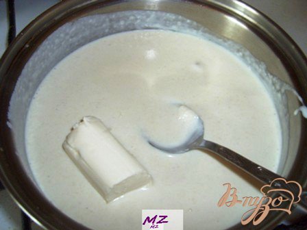 Готовим соус: поджариваем ложку муки, добавляем сливки или молоко, размешиваем, чтобы не было комочков, добавляем сыр и расплавляем его