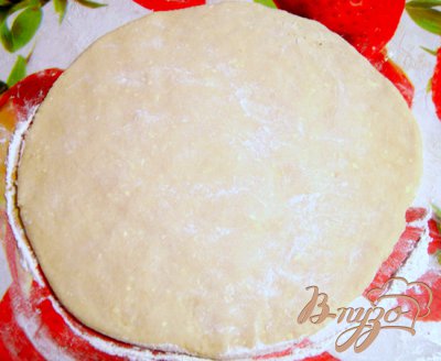 Достать тесто и раскатать его в тонкий пласт по диаметру разъёмной формы для выпечки.