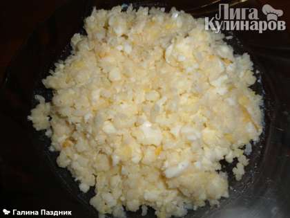 Яйца очистить и размять вилкой (так быстрее), соединить с вареным рисом и перемешать.