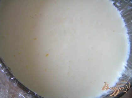 Разъемную форму застелить пищевой пленкой, на дно положить выпеченный корж. Залить суфле и убрать в холодильник до полузастывания.