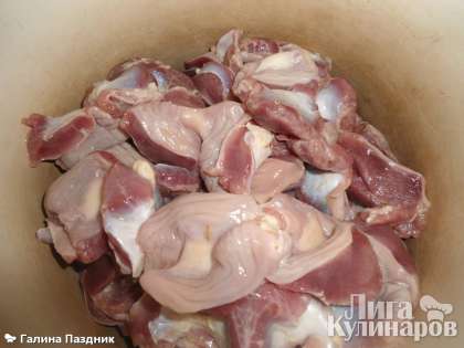 Почистить и промыть куриные желудочки в холодной воде. Поставить варить до  готовности с добавлением чёрного перца горошком и лаврового листа.