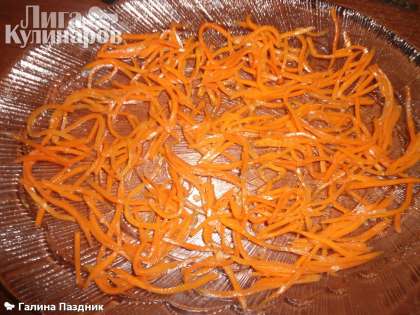 Морковь натереть на корейской терке соломкой  и добавить к желудочкам.