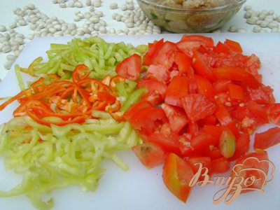 Помидоры и перец нарезать.Поставить фасоль вариться. Слегка обжарить перец и помидоры на растительном масле.