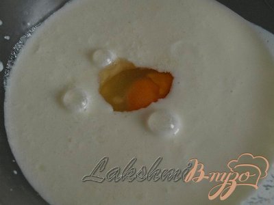 Подогреваем кефир или кислое молоко с сахаром и солью до отделения сыворотки, перемешиваем и добавляем яйца.