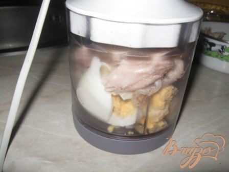 Затем измельчаем в блендере отварную курицу, лук и вареные яйца. Солим, перчим по вкусу.