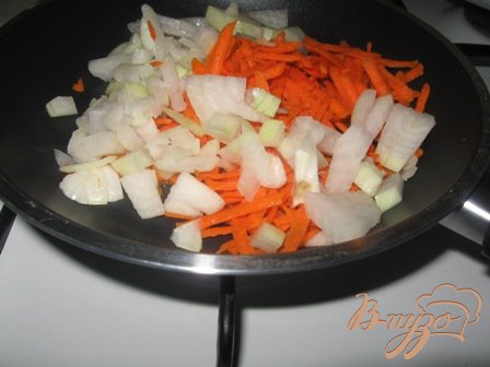 Мелко режем лук и морковь. Припускаем на растительном масле минут 5-10 и отправляем в суп.