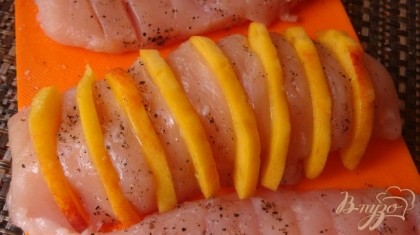 Персик разрезать пополам, вытащить косточку и нарезать нетолстыми ломтиками.В каждый надрез вложить по дольке персика и сбрызнуть растительным маслом.
