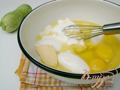 Отдельно смешшать яйца, мягкое сливочное масло, кефир, растительное масло.