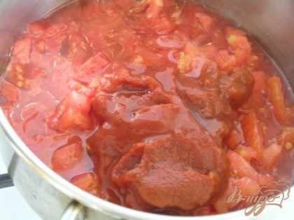 Выложить в сотейник, добавить томатную пасту, 2 ст.л. масла и довести до кипения.